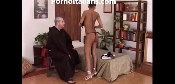  Frate porco scopa ragazza di colore - porno italiano Friar pig fucks black girl
